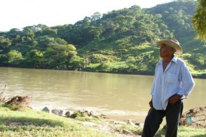 Manuel Sánchez Riano en el lugar de la propuesta represa