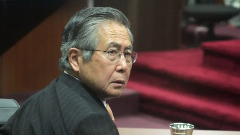 Alberto Fujimori mirando sobre su hombro